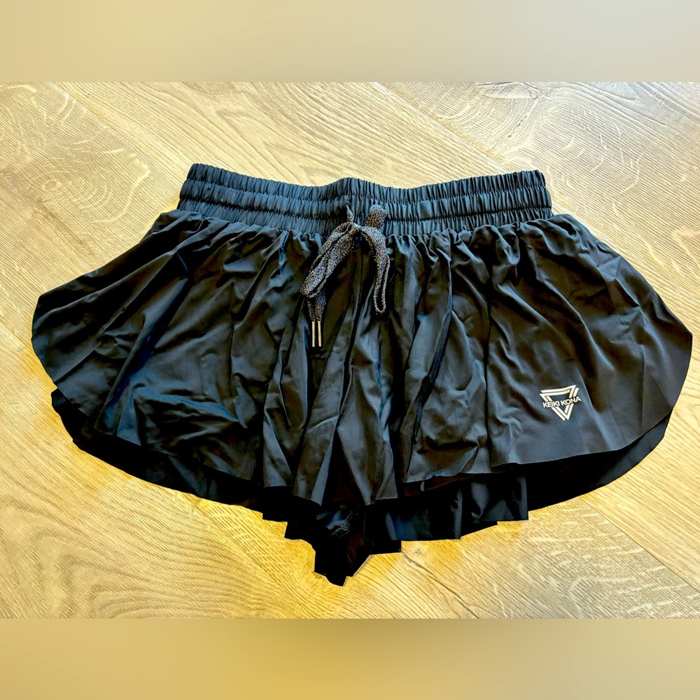 KEIKI KONA 2-IN-1 FLOWY FITNESS SHORTS size: SMALL color: BLACK